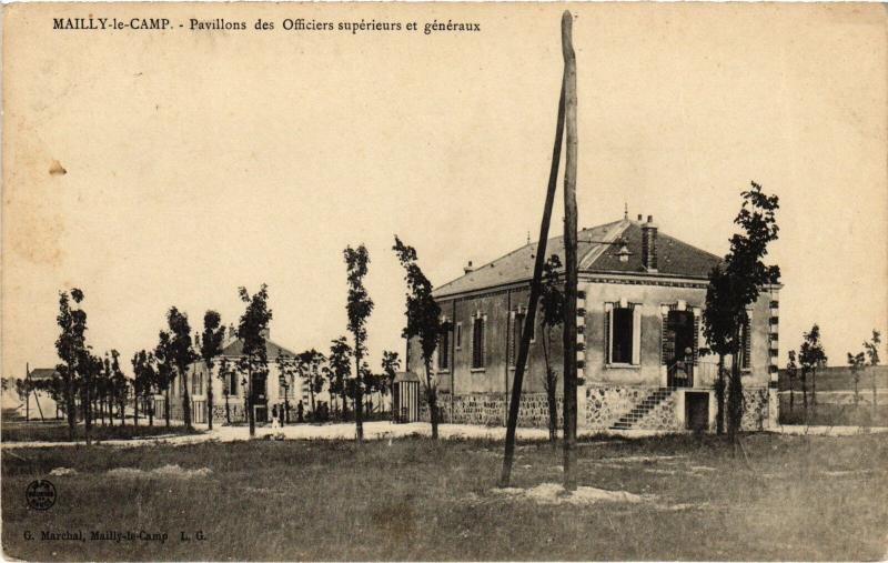 Carte postale ancienne Mailly le Camp Pavillons des Officiers à Mailly-le-Camp