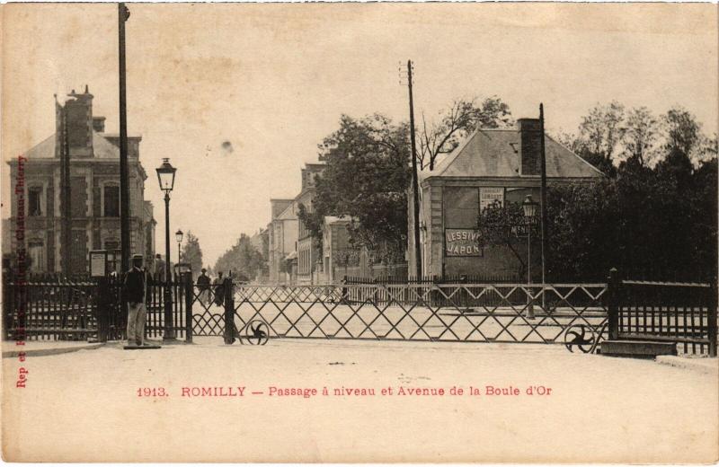 Carte postale ancienne Romilly Passage a niveau de la Boule d'Or