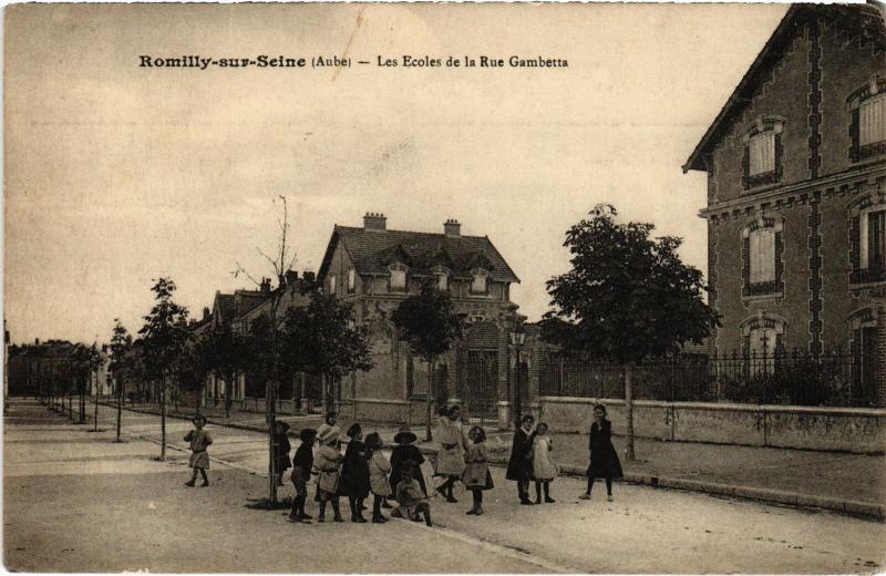 Carte postale ancienne Romilly Les Ecoles Rue Gambetta