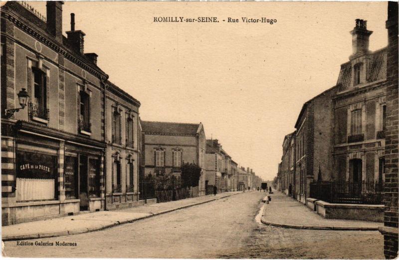 Carte postale ancienne Romilly Rue Victor Hugo