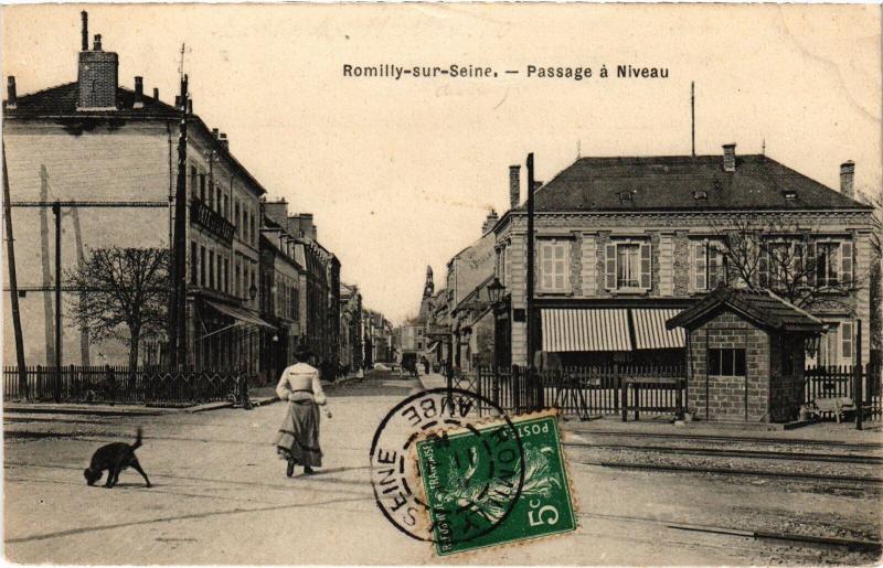 Carte postale ancienne Romilly Passage a niveau de la Boule d'Or