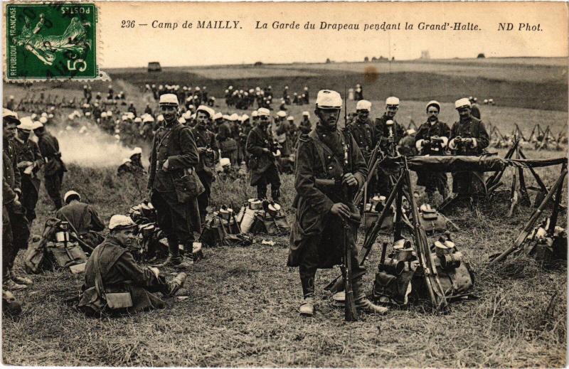 Carte postale ancienne Mailly le Camp la garde du Drapeau pendant la Grand Halte à Mailly-le-Camp