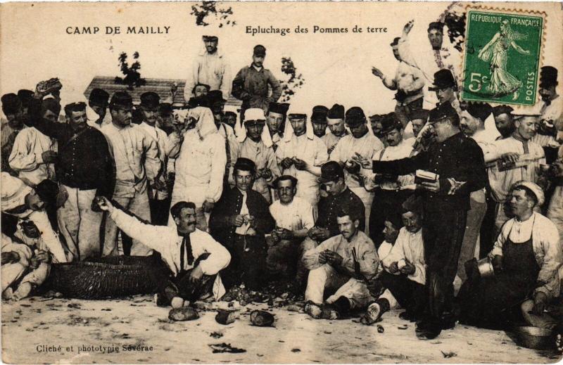 Carte postale ancienne Mailly le Camp Epluchage des Pommes de terre à Mailly-le-Camp