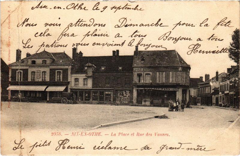 Carte postale ancienne Aix Place et Rue des Vannes