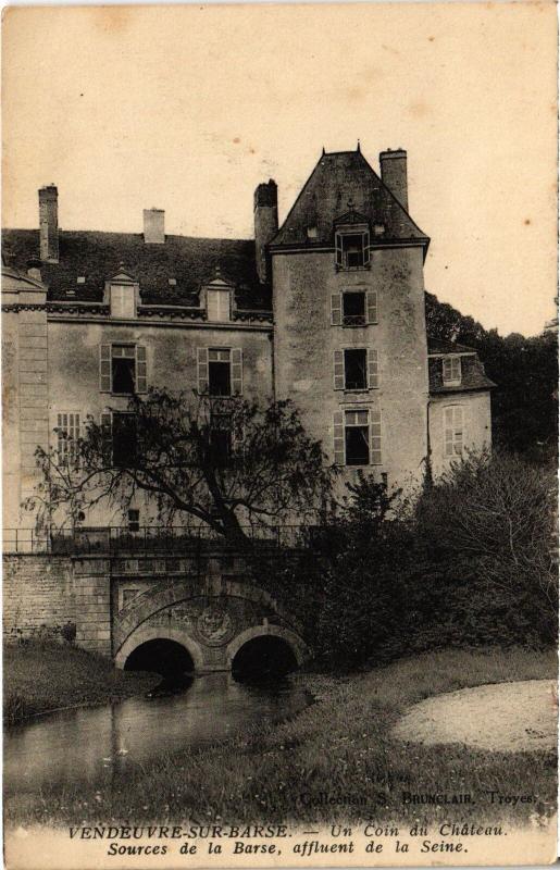 Carte postale ancienne Vendeuvre un coin du Chateau