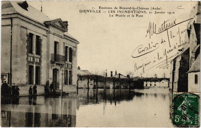 Carte postale ancienne Dienville la Mairie et le Pont à Dienville