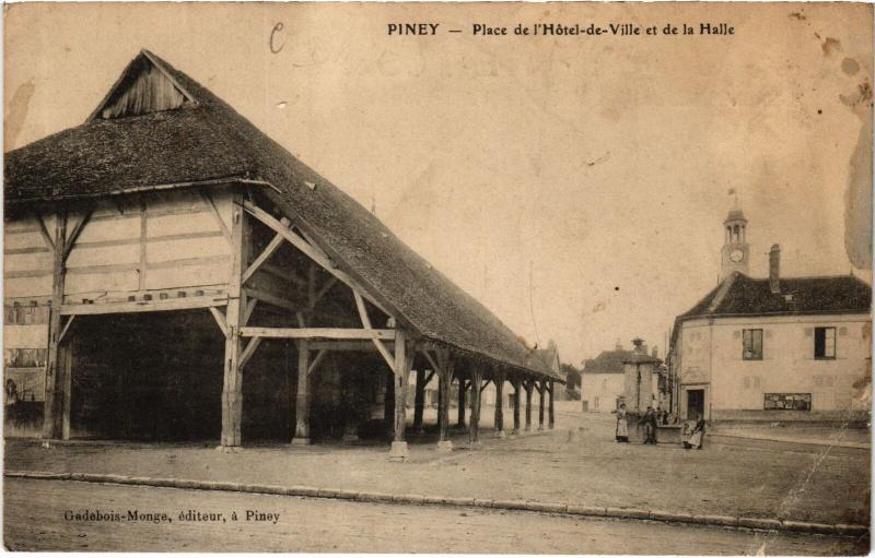 Carte postale ancienne Piney Place de l'Hotel de Ville à Piney