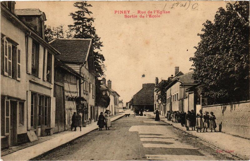 Carte postale ancienne Piney Rue de l'Eglise à Piney