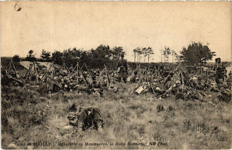 Carte postale ancienne Mailly le Camp infanterie en manoeuvres à Mailly-le-Camp