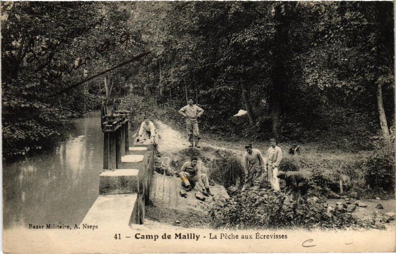 Carte postale ancienne Mailly le Camp Peche aux Excrevisses à Mailly-le-Camp