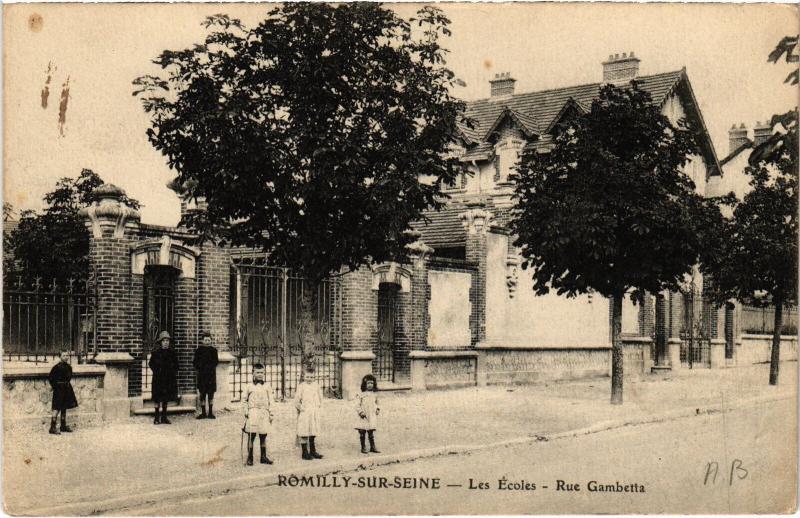 Carte postale ancienne Romilly les Ecoles Rue Gambetta