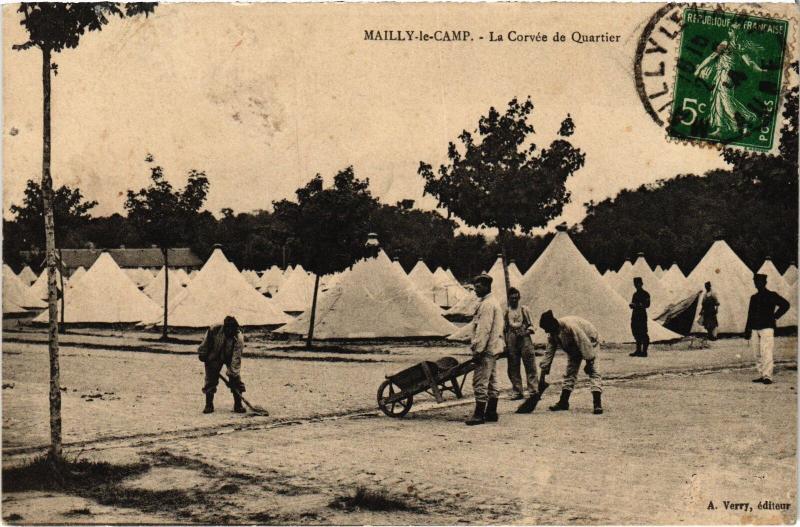 Carte postale ancienne Mailly le Camp Corvee de Quartier à Mailly-le-Camp