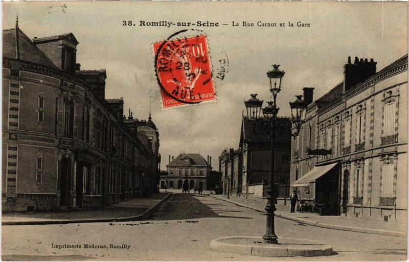 Carte postale ancienne Romilly Rue Carnot et la Gare