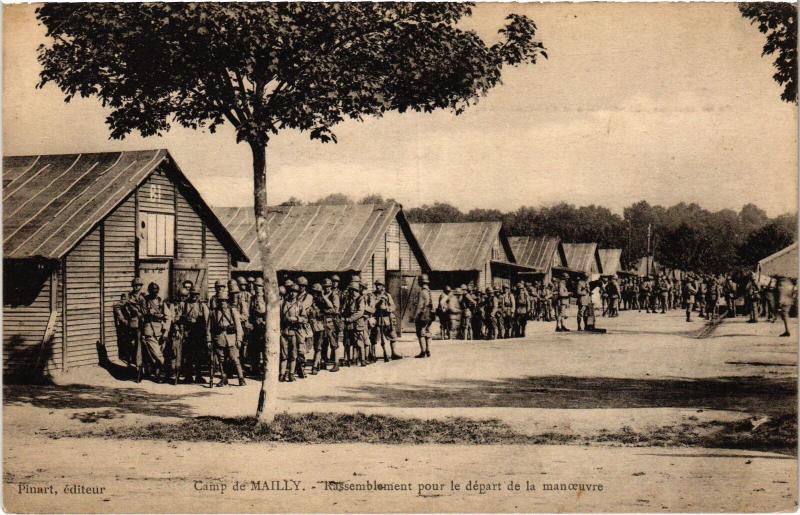 Carte postale ancienne Mailly le Camp rassemblement pour dle depart de la manoeuvre à Mailly-le-Camp