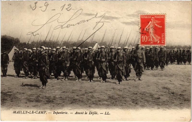 Carte postale ancienne Mailly le Camp infanterie avant le defile à Mailly-le-Camp