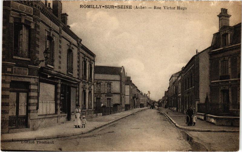 Carte postale ancienne Romilly Rue Victor Hugo