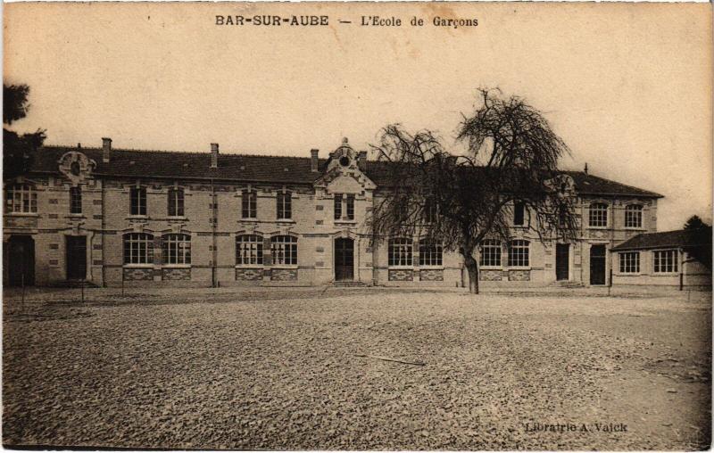 Carte postale ancienne Bar sur Aube Ecole de Garcons à Bar-sur-Aube