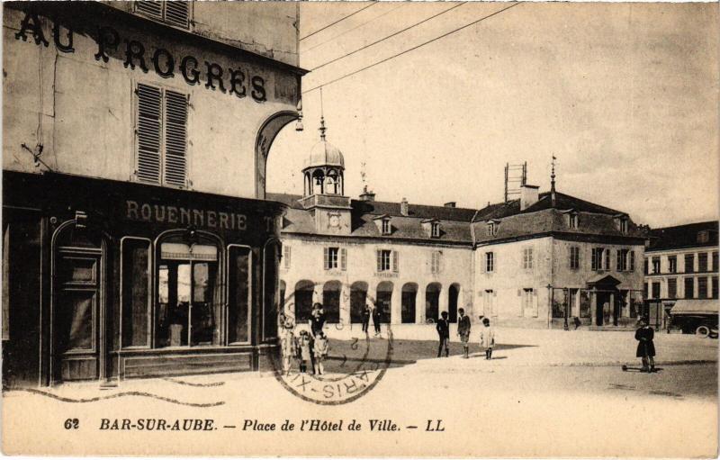 Carte postale ancienne Bar sur Aube Place de l'Hotel de Ville à Bar-sur-Aube