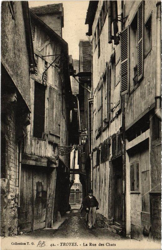 Carte postale ancienne Troyes Rue des Chats à Troyes