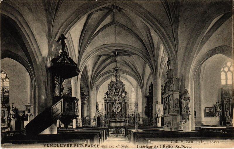 Carte postale ancienne Vendeuvre interieur de l'Eglise Saint-Pierre