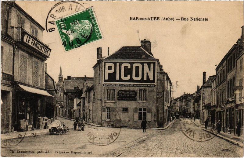 Carte postale ancienne Bar sur Aube Rue Nationale à Bar-sur-Aube