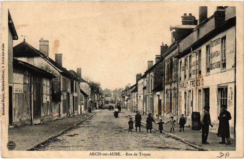 Carte postale ancienne Arcis Rue de Troyes à Troyes