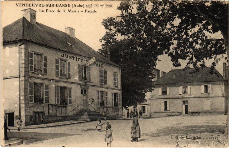 Carte postale ancienne Vendeuvre Place de la Mairie