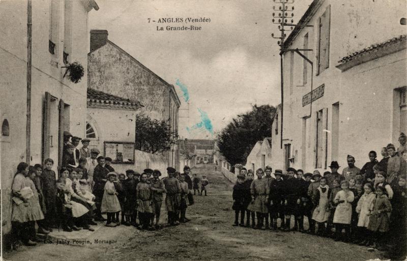Carte postale ancienne La grande rue à Angles