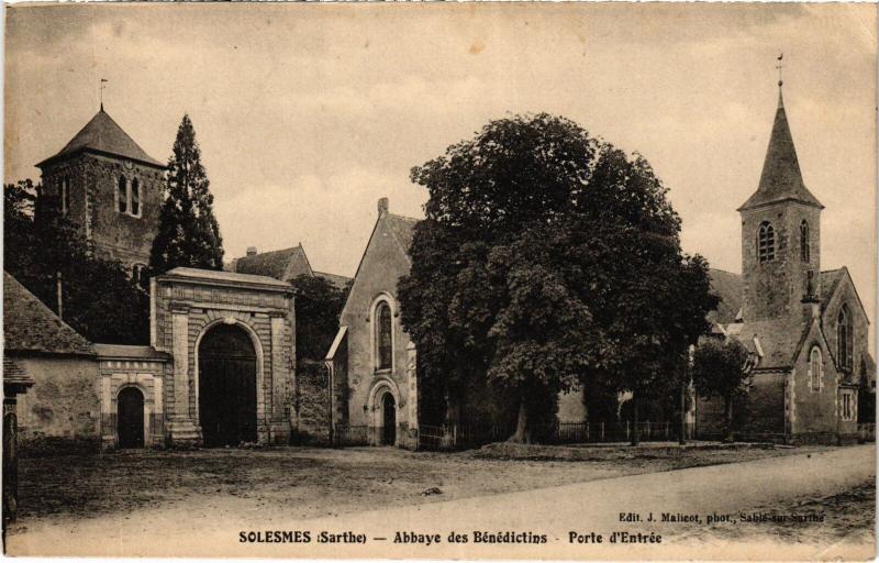 Carte postale ancienne Solesmes Abbaye des Benedictins porte d'entree à Solesmes