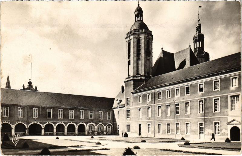 Carte postale ancienne La Fleche cour d'Honneur du Prytanee