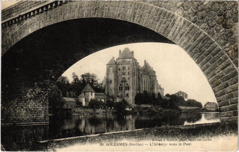 Carte postale ancienne Solesmes Abbaye sous le Pont à Solesmes