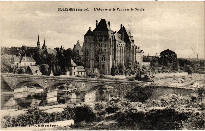 Carte postale ancienne Solesmes Abbaye et le Pont à Solesmes
