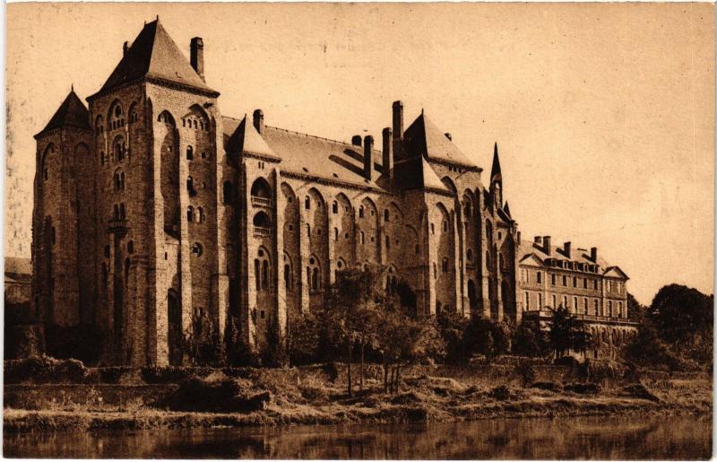 Carte postale ancienne L'Abbaye Saint-Pierre de Solesmes vue du pont sur la Sarthe à Juigné-sur-Sarthe