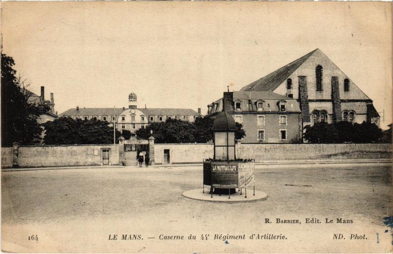 Carte postale ancienne Le Mans Caserne du 44e Regiment d'Artilleire au Mans