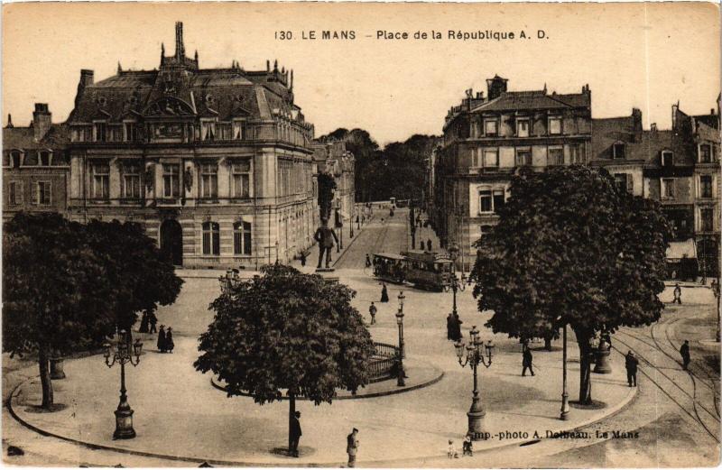 Carte postale ancienne Le Mans Place de la Republique au Mans