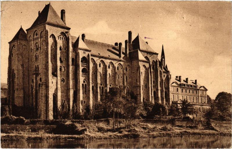 Carte postale ancienne L'Abbaye Saint-Pierre de Solesmes vue du pont sur la Sarthe à Juigné-sur-Sarthe