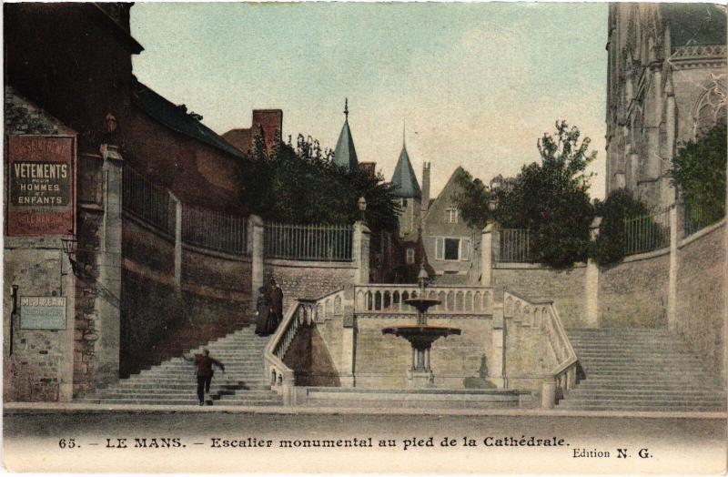 Carte postale ancienne Le Mans Escalier monumental au pied de la Cathedrale au Mans