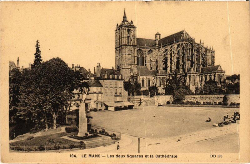 Carte postale ancienne Le Mans les deux Squares et la Cathedrale au Mans