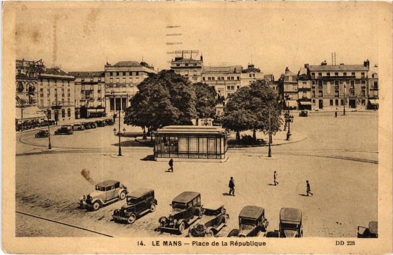 Carte postale ancienne Le Mans Place de la Republique au Mans