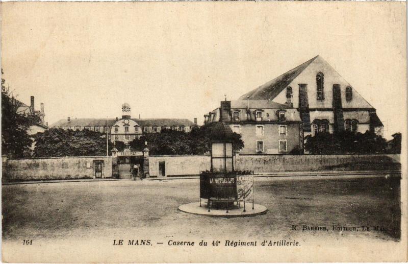 Carte postale ancienne Le Mans Caserne du 44e Regiment d'Artillerie au Mans