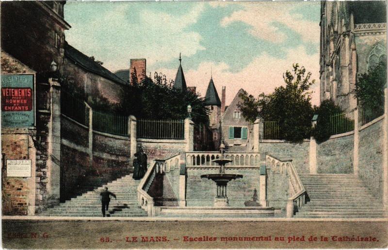 Carte postale ancienne Le Mans Escalier monument au pied de la Cathedrale au Mans