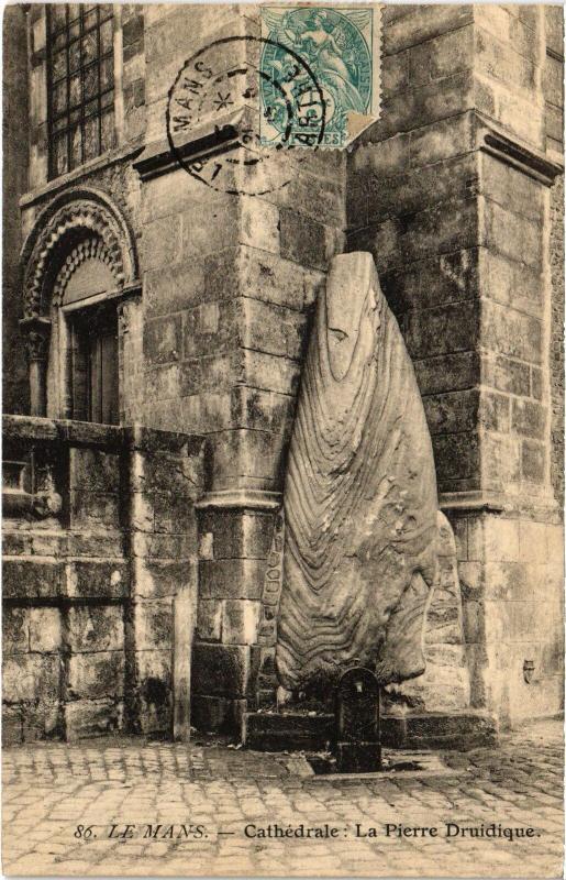 Carte postale ancienne Le Mans la Cathedrale la Pierre Druidique au Mans