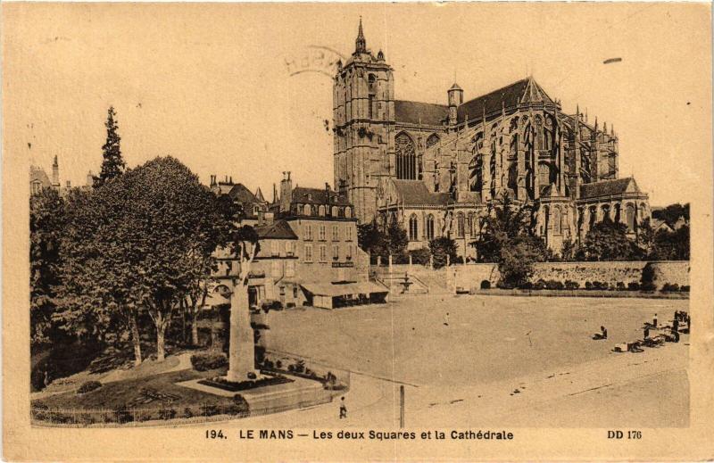 Carte postale ancienne Le Mans les deux Squares et la Cathedrale au Mans
