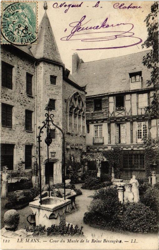 Carte postale ancienne Le Mans cour du Musee de la Reine Berengere au Mans