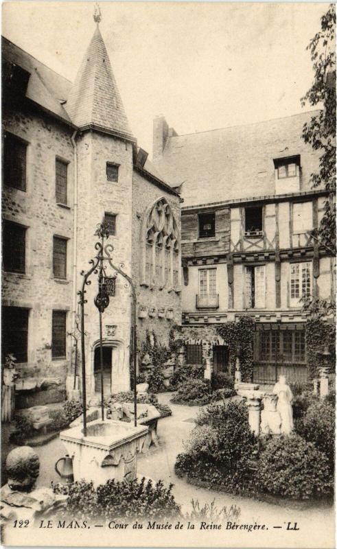 Carte postale ancienne Le Mans cour du Musee de la Reine Berengere au Mans