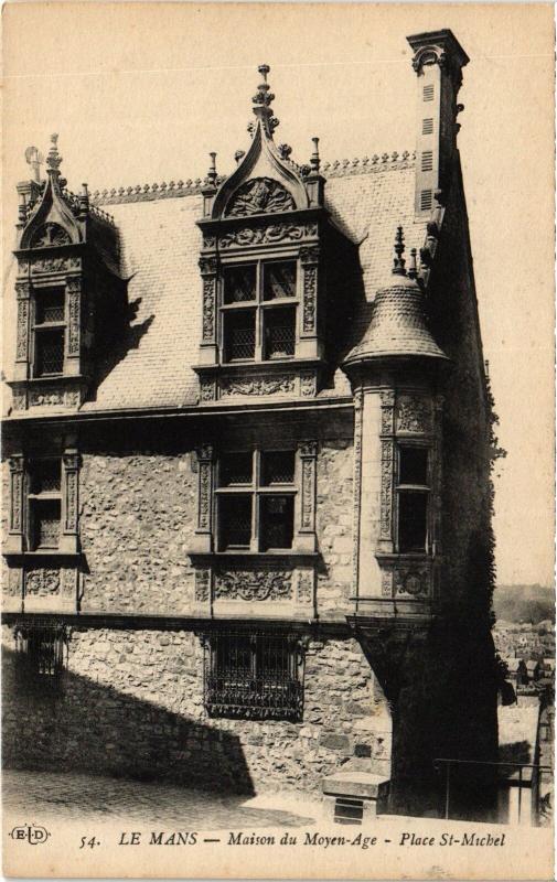 Carte postale ancienne Le Mans Place Saint-Michel Maison du Moyen Age au Mans
