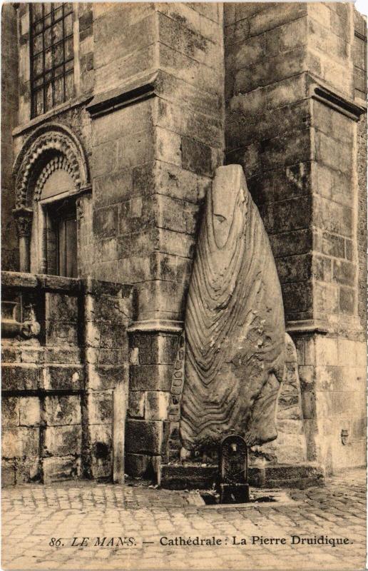 Carte postale ancienne Le Mans la Cathedrale la Pierre Druidique au Mans