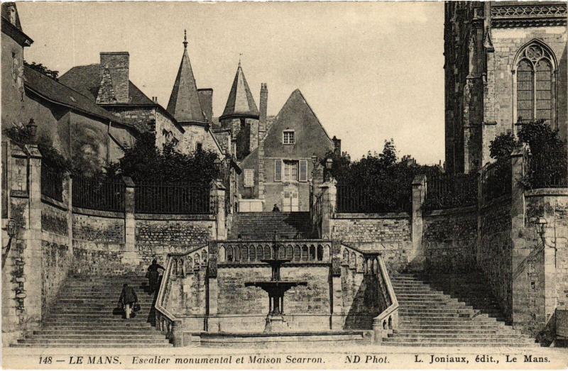 Carte postale ancienne Le Mans Escalier Monumental et Maison Scarron au Mans