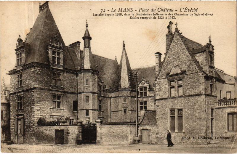 Carte postale ancienne Le Mans Place du Chateau Eveche au Mans