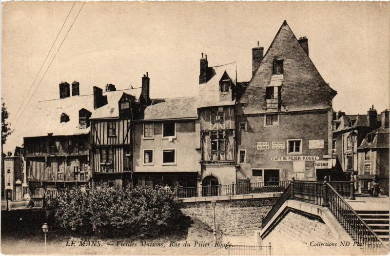 Carte postale ancienne Le Mans vieilles maisons rue du Pilier Rouge au Mans